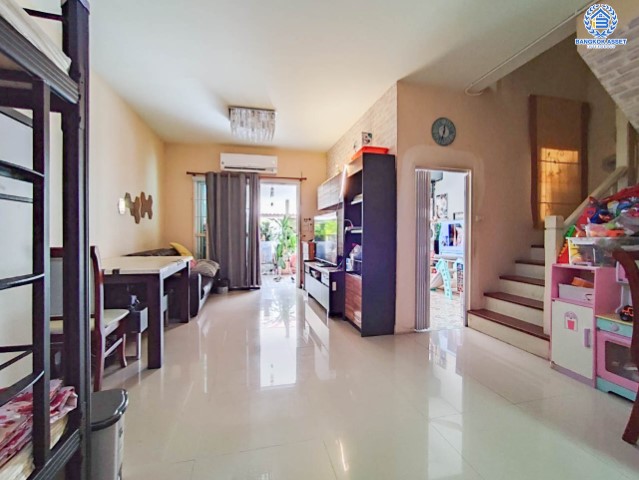 *****ทาวน์เฮ้าส์มือสอง ม.พฤกษาวิลล์17 พุทธบูชา36-พระราม2 บนเนื้อที่ 17.5 ตร.ว. ฟังก์ชัน 3 ห้องนอน 2 ห้องน้ำ บนพื้นที่ใช้สอยกว่า 100 ตร.ม. บนทำเลที่เชื่อมต่อหลายเส้นทาง ใกล้เดอะมอลล์พระราม2 รายล้อมไปด้วยสิ่งอำนวยความสะดวกครบครัน รีบจองเลย!!